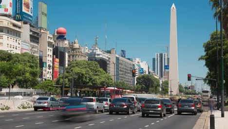 ARGENTINIEN-Buenos-Aires-Obelisk-mit-Verkehr-in-der-Hauptverkehrszeit