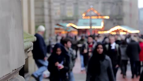 Gran-Anonymous-Crowd-concurrido-puesto-de-mercado-navideño-alemán-de-luces-de-Navidad-Establos