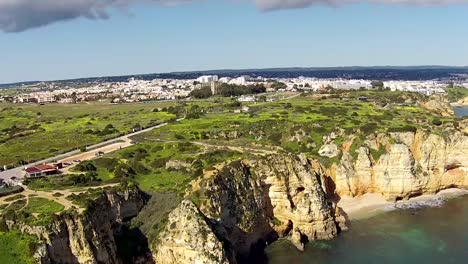 Vista-aérea-de-rocas-naturales-en-Lagos-Portugal