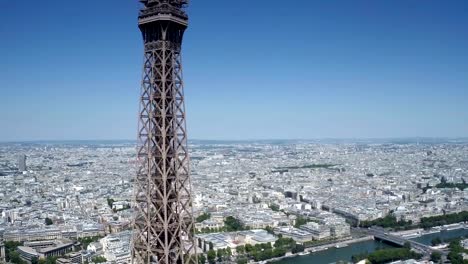 Vista-aérea-de-la-Torre-Eiffel-en-París-en-el-fondo