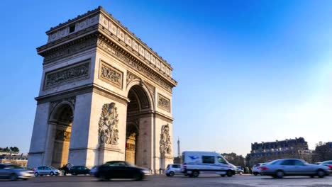 Arc-de-Triomphe-in-Paris-und-französische-Flagge