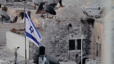 Bandera-israelí-en-Jerusalén-suburbana-de-su-hogar.