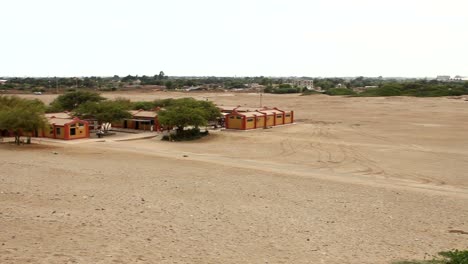 Blick-auf-die-Touristen-Komplex-von-Huaca-de-la-Luna