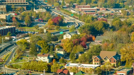 Toma-panorámica-a-la-izquierda-en-el-semáforo-en-Asheville-la-interestatal-240-y-entorno