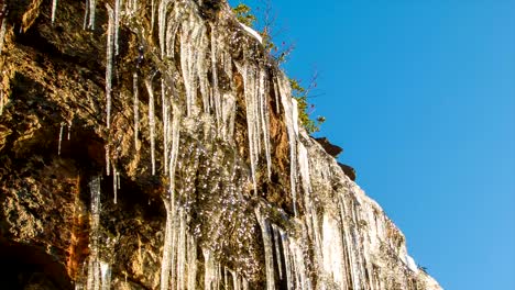 Toma-panorámica-a-Frozen-montaña-Rock-Face-fusión-en-la-luz-de-la-mañana