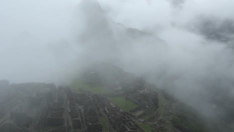 Machu-Picchu,-ancient-Inca-city-in-the-Andes,-Peru