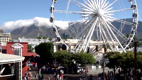 La-rueda-de-observación-de-gigante-en-dársena-de-Victoria-y-Alfred,-Cape-Town