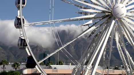 Rueda-de-observación-de-gigante-en-dársena-de-Victoria-y-Alfred,-Cape-Town