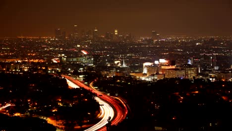 Los-Ángeles-en-la-noche-con-las-luces-de-Tráfico-en-autopista