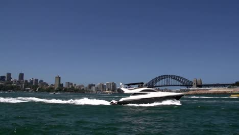 Schnellboot-und-kleine-Wassertaxi-vorbei-an-der-harbour-bridge