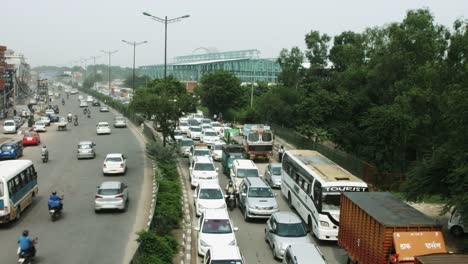 Lapso-de-tiempo-de-disparo-de-tráfico-en-calle-de-la-ciudad,-Delhi,-India