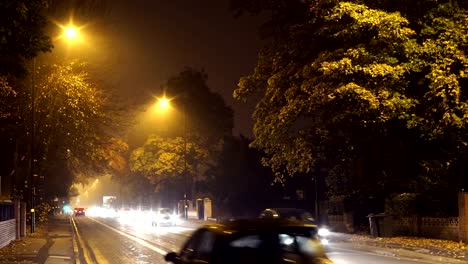 Tráfico-de-tiempo-la-noche-en-carretera-suburbana-de-inglés.