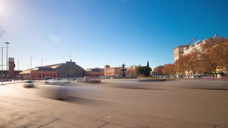 Madrid-sonniger-Tag-Verkehr-Straße-Hauptbahnhof-4ktime-Zeitraffer-Spanien