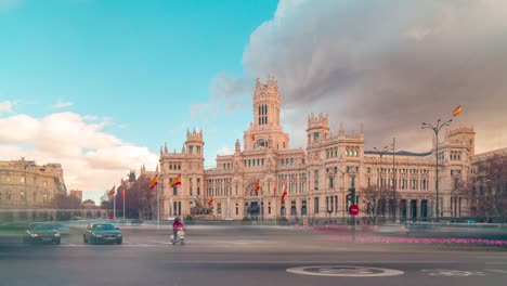 Tageslicht-Placa-de-La-Cibeles-Bereitstellen-Büro-Verkehr-Kreis-4-k-Zeitraffer-Spanien