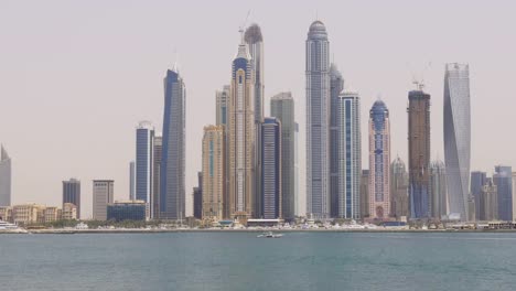 Luz-de-día-de-la-Marina-de-dubai,-Emiratos-Árabes-Unidos-famosos-edificios-panorama-4-K