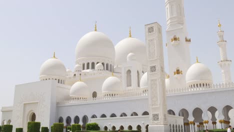 VAE-so-sommerlich-Zeit-des-Nahen-Ostens-Moschee-Haupteingang-4-K