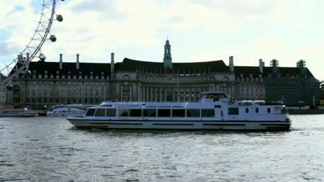 Der-berühmte-Land-Halle-und-crouise-Schiffe.-London,-UK