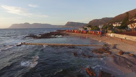 Luftbild-von-der-berühmte-St-James-beach,-Kapstadt,-Südafrika