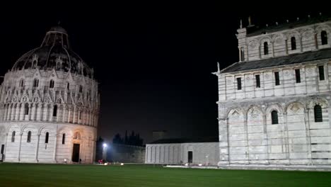 Plaza-de-los-milagros,-Pisa-por-la-noche