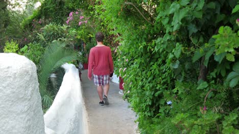 Un-solo-hombre-caminando-a-estrechas-calles-de-plaka,-Atenas,-Grecia