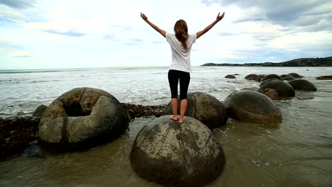 Mujer-de-ejercicios-de-Yoga-en-Boulder-en-el-mar