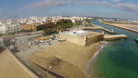 Luftbild-von-Lagos-und-Festung-Fortaleza-in-Portugal