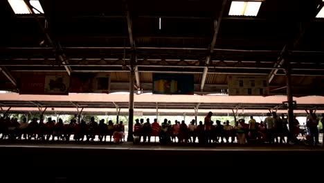 Un-día-en-la-vida-de-Sri-Lanka-siluetas-de-estación-de-tren