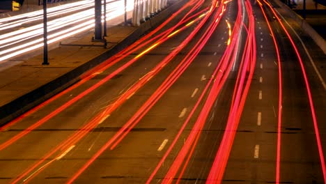 Boston-Verkehr-in-der-Nacht-Zeitraffer.--City-Motion-Innenstadt-auf-einer-Brücke-beschäftigt.