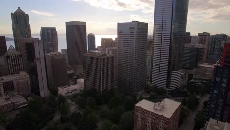 Luftaufnahme-des-Wolkenkratzers-Gebäude-in-Seattle-Financial-District