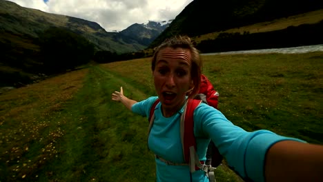 Mujer-Alegre-toma-un-autorretrato-en-montaña-valley,