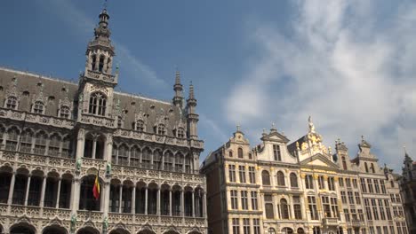 CLOSE-UP:-Impresionante-ornamentación-de-edificios-históricos-en-el-gran-mercado,-Bruselas