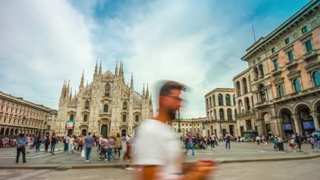 Italia-Milán-ciudad-más-famoso-duomo-Catedral-verano-Plaza-día-panorama-4k-lapso-de-tiempo