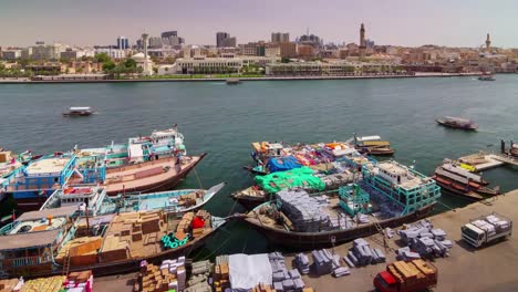 Dubai-Tag-leichte-Deira-Creek-Schiff-Parken-Panorama-4-k-Zeit-verfallen-Vereinigte-Arabische-Emirate