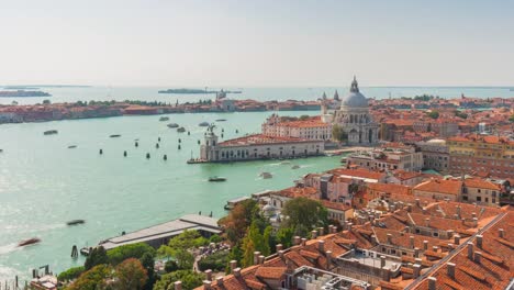 Italien-San-Marco-Campanile-Santa-Maria-della-Salute-Basilika-sonnigen-Verkehr-Panorama-4-k-Zeit-hinfällig,-Venedig