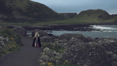 4k-tiro-en-calzada-de-los-gigantes-de-una-reina-a-cámara-de-fantasía