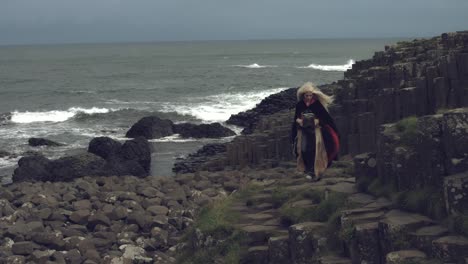 4k-tiro-en-calzada-de-los-gigantes-de-una-reina-de-pie-mirando-en-viento-de-la-fantasía