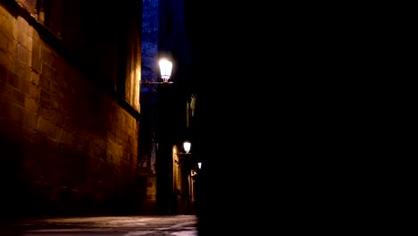 Calle-en-el-barrio-gótico-de-Barcelona-en-la-noche,-dolly