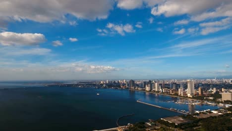 Luftbild-Stadt-mit-Wolkenkratzern-und-Gebäuden.-Philippinen,-Manila,-Makati