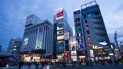 Zeitraffer-der-Fußgänger-am-Bahnhof-Ueno-Tokio-bei-Nacht