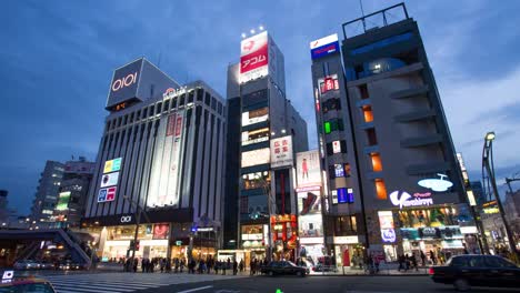 Zeitraffer-der-Fußgänger-am-Bahnhof-Ueno-Tokio-bei-Nacht