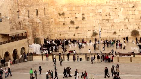 Jerusalem,-Western-Wall,-people-in-the-area,-a-lot-of-people,-people-pray-at-the-stone-wall,-wailing-wall,-Israel-flag,-religion,-top-shooting,-view-from-above