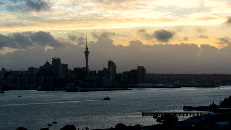 Sonnenuntergang-Zeitraffer---Auckland-Sky-Tower-und-Hafen-in-Auckland