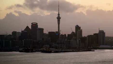 Sonnenuntergang-Zeitraffer---Auckland-Sky-Tower-und-Hafen-in-Auckland