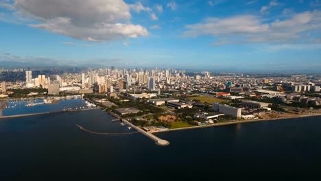 Luftbild-Stadt-mit-Wolkenkratzern-und-Gebäuden.-Philippinen,-Manila,-Makati