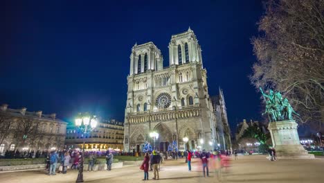 Frankreich-berühmtesten-Notre-Dame-de-Paris-überfüllt-quadratische-Nacht-Panorama-4k-Zeitraffer