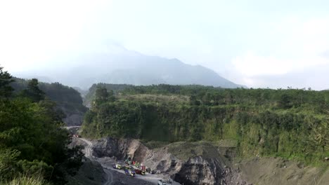 Mount-Merapi,-Gunung-Merapi,-buchstäblich-Feuerberg-in-Indonesisch-und-Javanisch,-ist-ein-aktiver-Stratovulkan-befindet-sich-auf-der-Grenze-zwischen-Zentral-Java-und-Yogyakarta,-Indonesien.