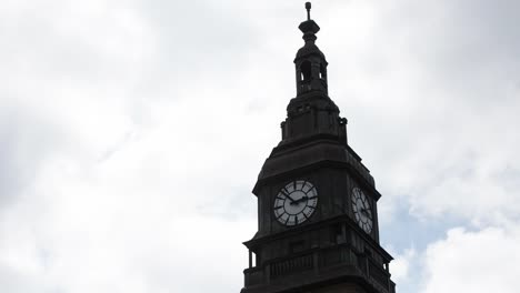Time-lapse-del-cielo-y-las-nubes-detrás-de-Hamburgo-torre-del-reloj
