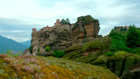 Zeitraffer-von-bewegten-Morgenwolken-oberhalb-des-Klosters-in-Meteora,-Griechenland