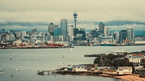 Zeitraffer---Auckland-Sky-Tower-und-den-Hafen-in-Devonport,-Auckland,-Neuseeland