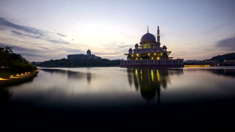 Wunderschönen-Sonnenaufgang-am-Putra-Mosque,-Putrajaya.